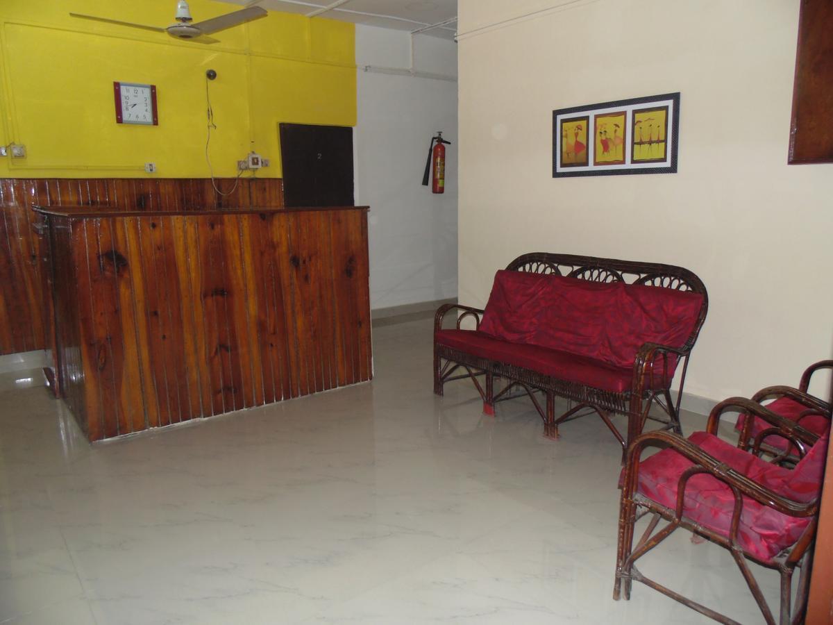 Chandrupal Lodging Guwahati Bagian luar foto