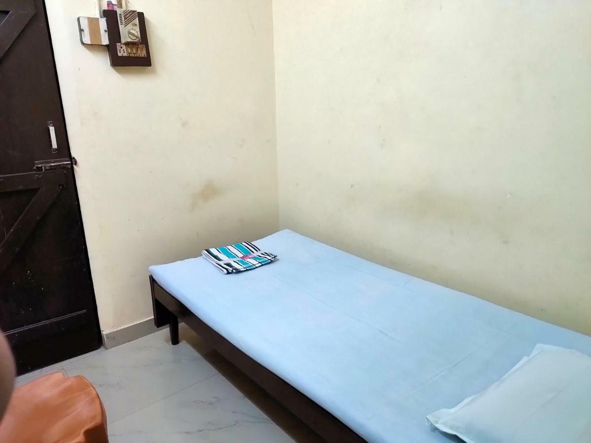 Chandrupal Lodging Guwahati Bagian luar foto