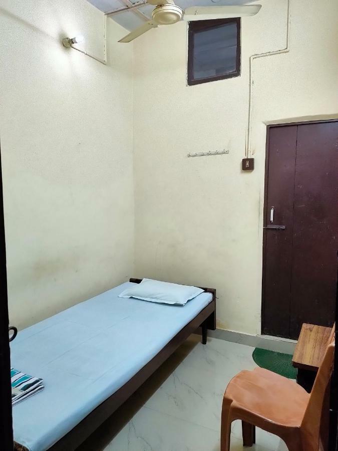 Chandrupal Lodging Guwahati Bagian luar foto
