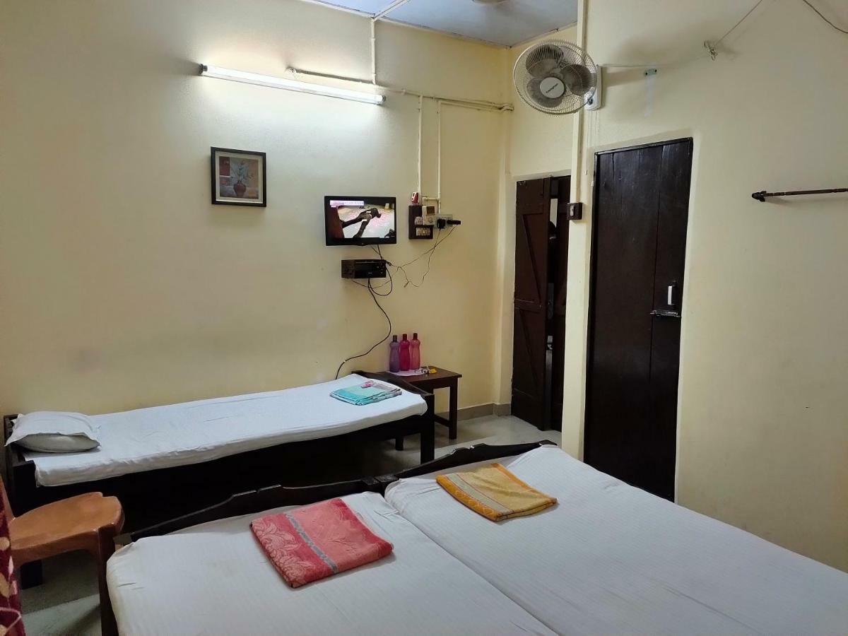 Chandrupal Lodging Guwahati Bagian luar foto