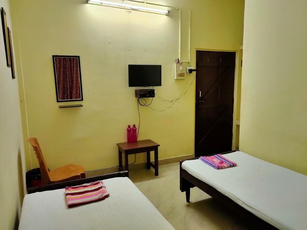 Chandrupal Lodging Guwahati Bagian luar foto