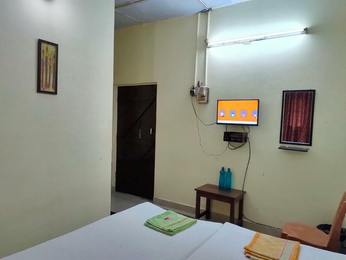 Chandrupal Lodging Guwahati Bagian luar foto