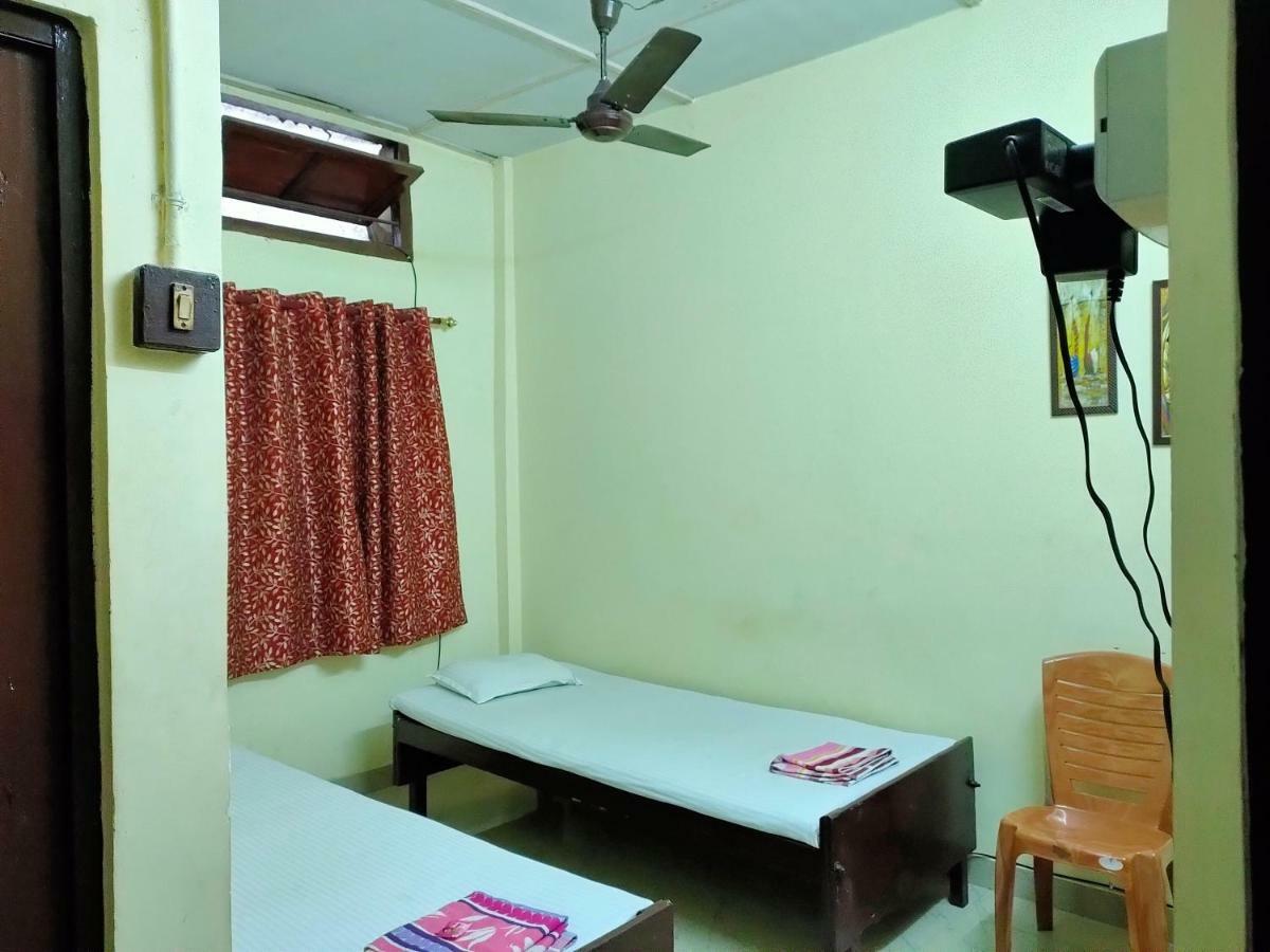 Chandrupal Lodging Guwahati Bagian luar foto