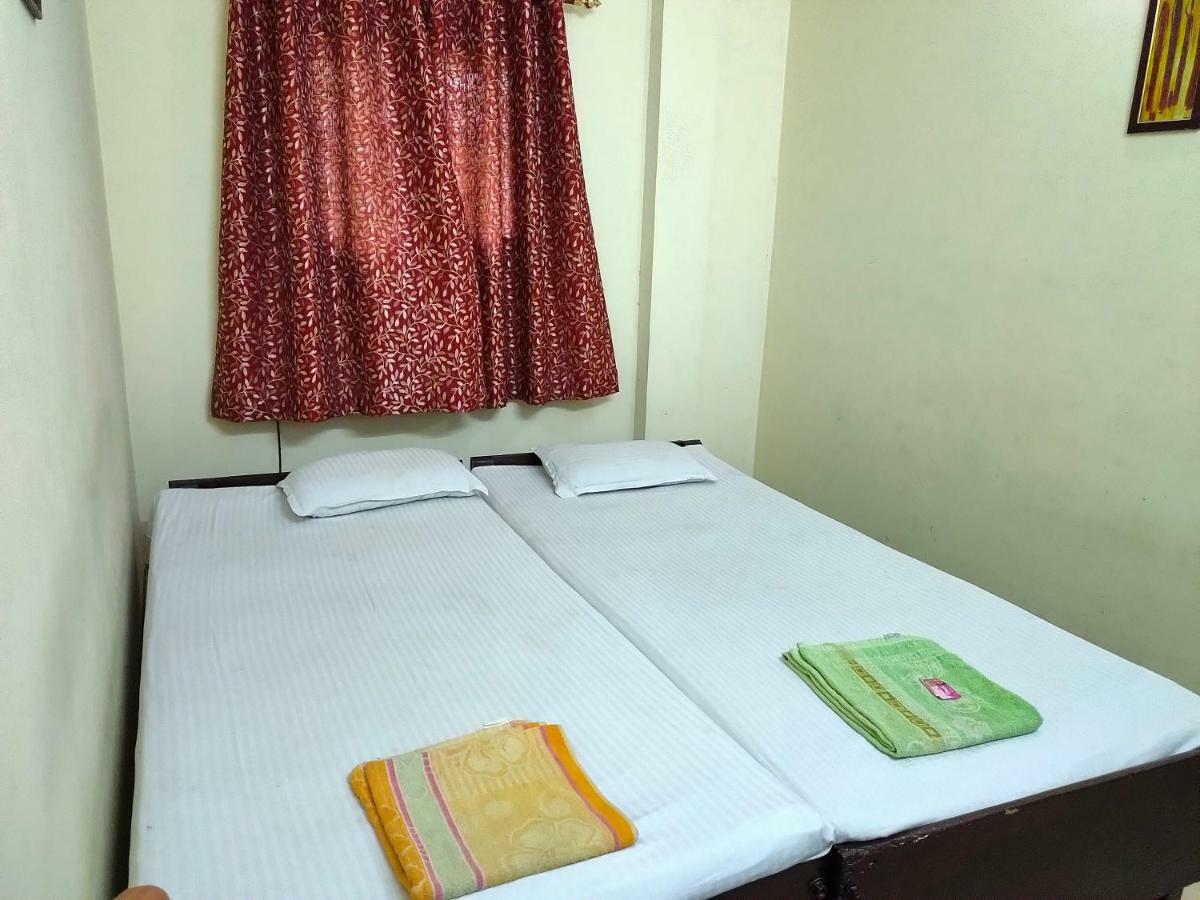 Chandrupal Lodging Guwahati Bagian luar foto