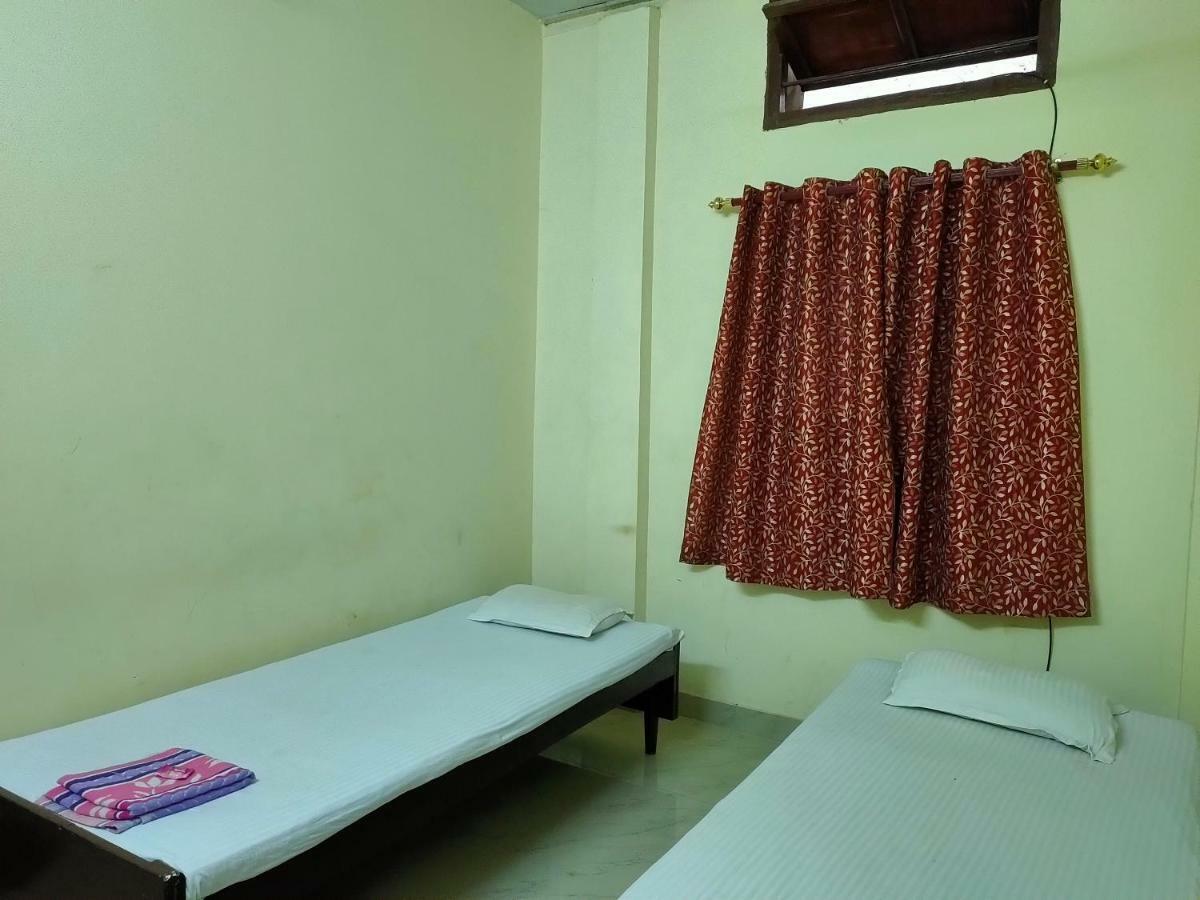 Chandrupal Lodging Guwahati Bagian luar foto